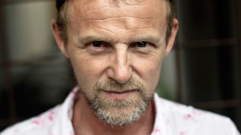 Jo Nesbø alene på topp