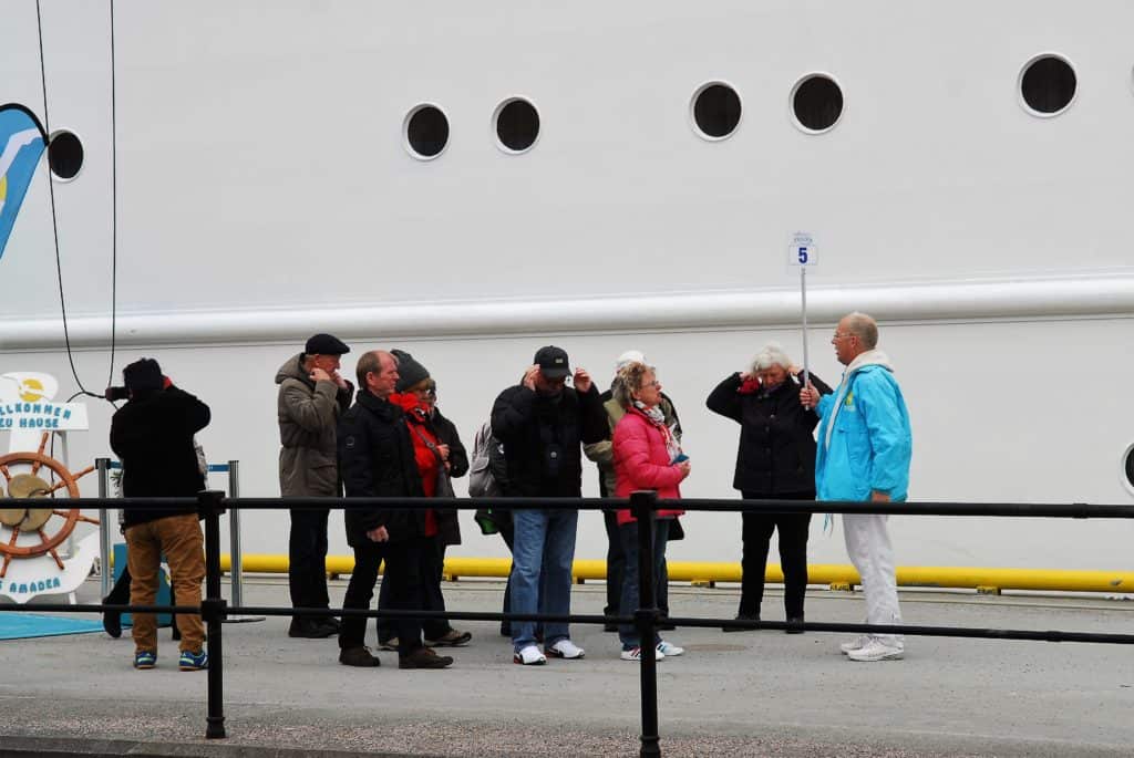 Turister i gruppe 5 samlet på kaia i Kristiansund.