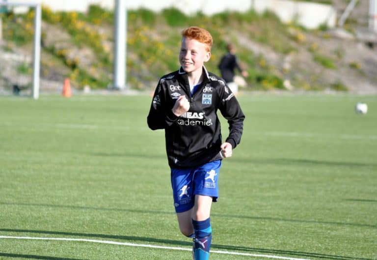 Står opp om natta for å spille fotball i Kristiansund