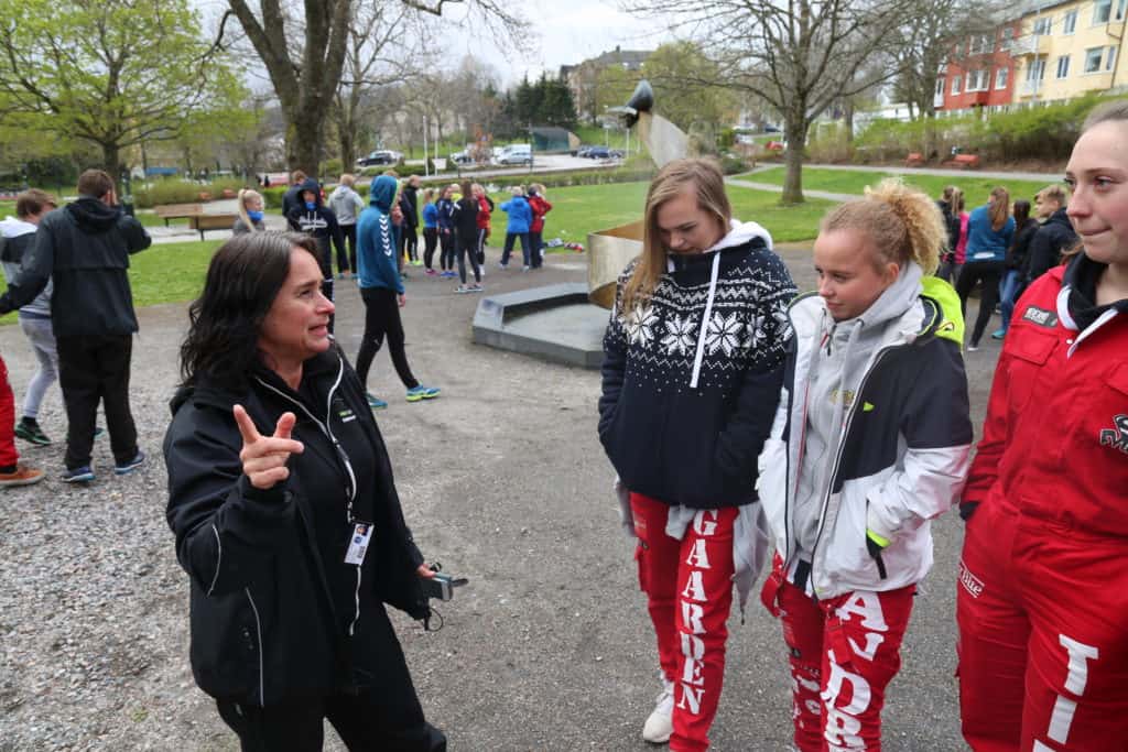 Tania Gaarde Bangjord instruerer russen i aktivitet.