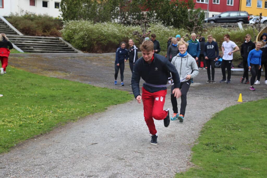 Max Vassgård trekker Bendik Knutsen.