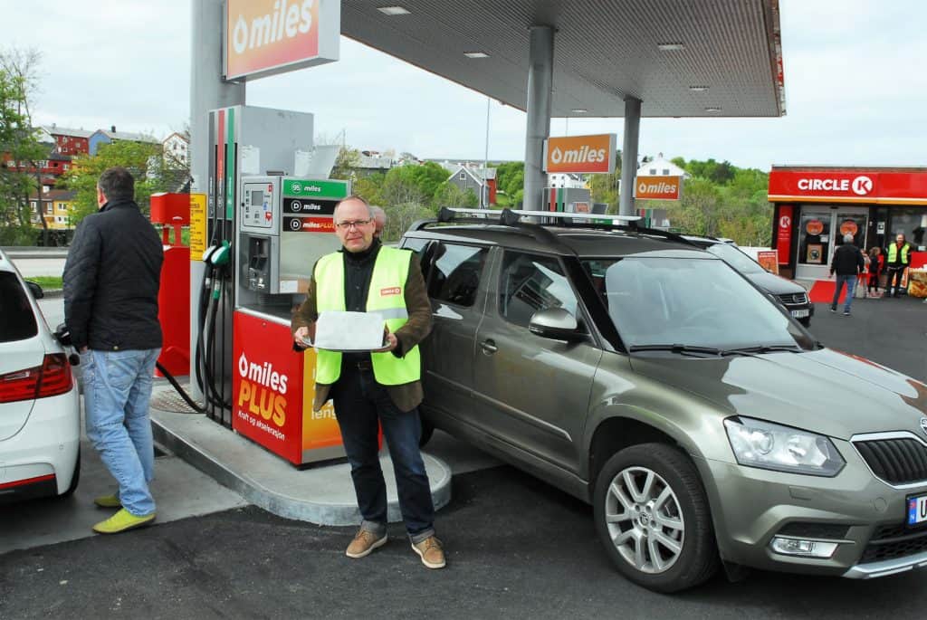 Salgssjef i Circle K Jan Erik Rønning delte ut gode bakevarer gratis til kundene i dag.