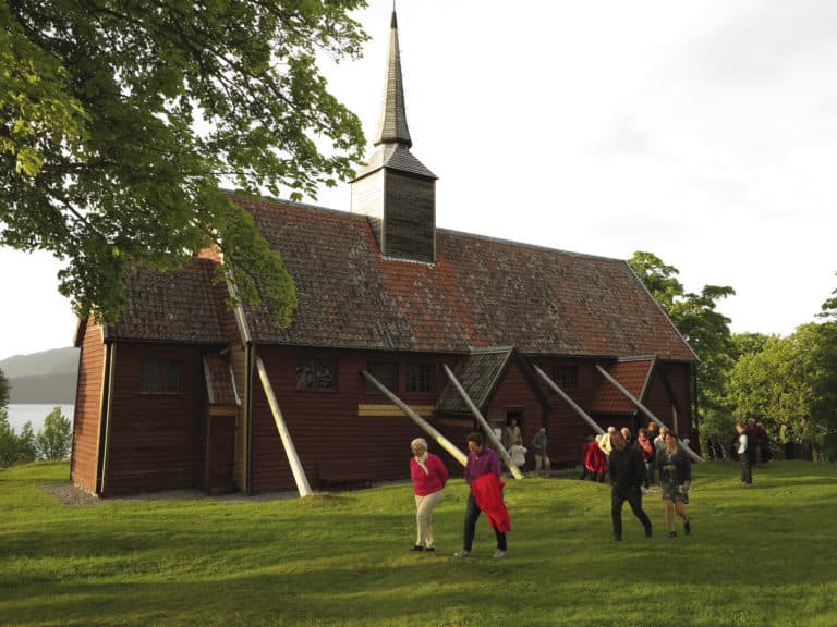 Remmasølv og konsert i Kvernes Stavkirke