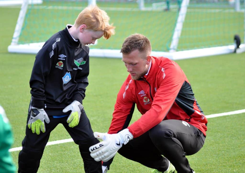 Alexander Hovdevik justerer beinstillingen til en ung og lovende keeper fra Frei FK.