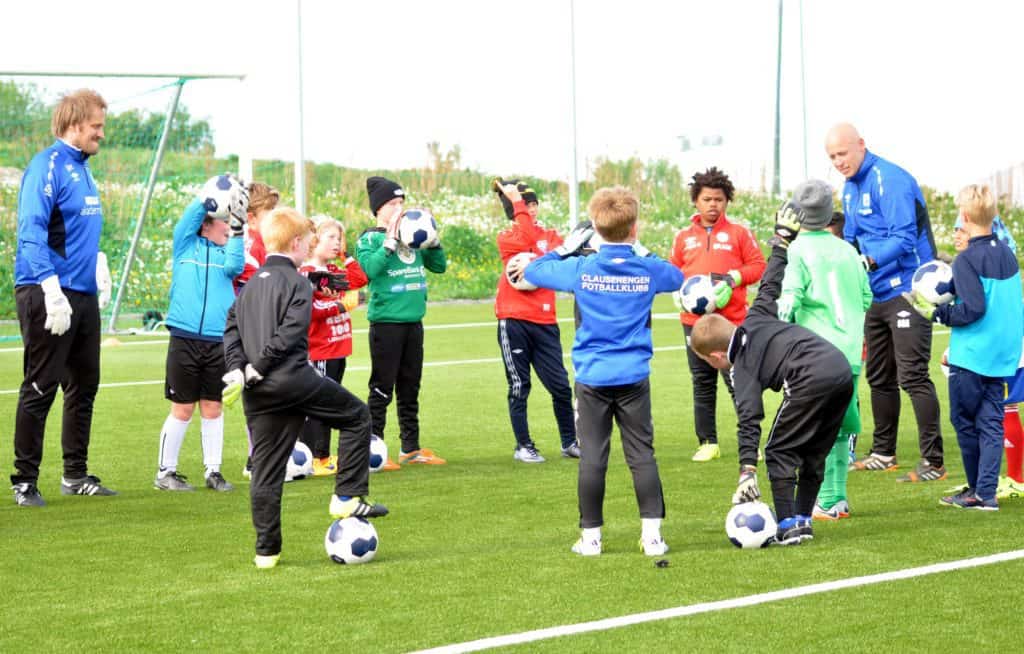 Espen Næss (NEAS Akademiet) og Ole Gunnar Astad (Frei FK) instruerer ivrige jenter og gutter fra de ulike samarbeidsklubbene til KBK.