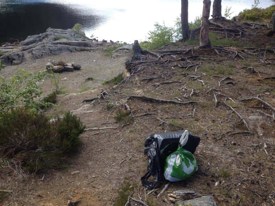 Rune Thorsø Olsen ryddet etter forsøplere ved Drabovatnet.