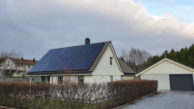 Det første solcelletaket i Kristiansund har nå sett lyset