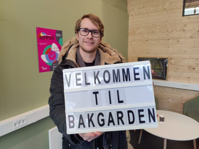 Bakgården åpner i Carolines bakgård