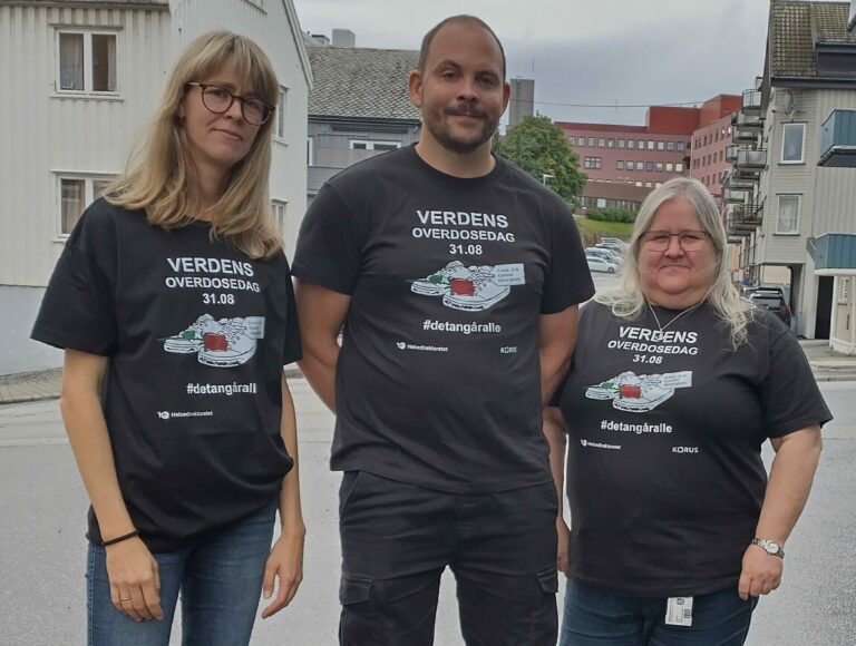 Verdens overdosedag - Eva Lervåg fra Kristiansund kommune, Morten Sivertsen fra Averøy kommune og Diakon Ingebjørg Dahle Johansen fra kirken.