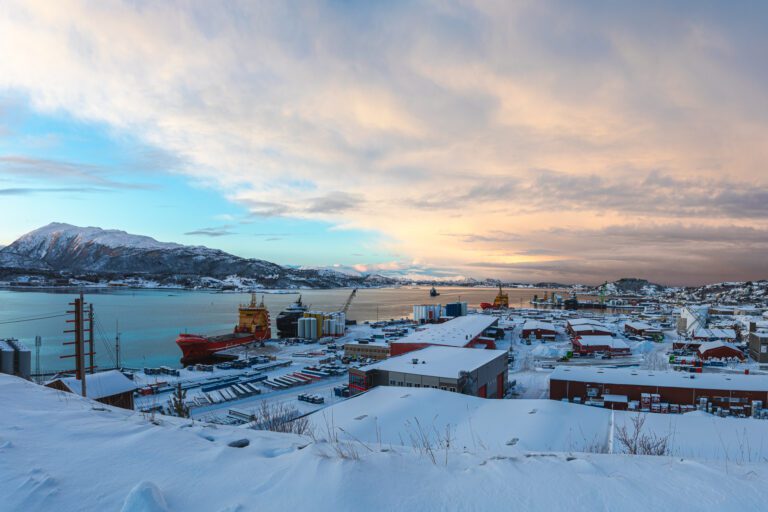 Utslippet av klimagasser har gått ned Kristiansund men sjøfartssektoren er fortsatt den den som har størst utslipp. Men tallene viser betydelig reduksjon både i sjøfart, industri og olje- og gass. Illustrasjonsfoto fra Vestbase i Kristiansund. Foto: Steinar Melby, KSU.NO
