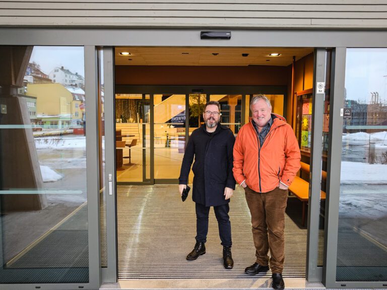 Einar Wikan, næringsrådgiver i Smøla kommune (til høyre),sammen med Roland Mauseth, daglig leder i Campus Kristiansund. Foto: Steinar Melby, KSU.NO