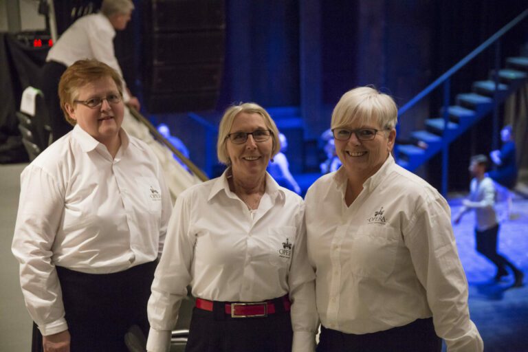 Blant frivillig-gruppene finner du publikumsservice, som ønsker publikum velkommen og sørger for at de finner veien til garderoben, heisen og plassene sine. En annen gruppe har ansvar for å gjøre serveringsstedene publikumsklare. De legger på duker, tenner på lys, setter frem glass i baren og fyller på med drikke, tar imot bestillinger i baren, vasker glass etter forestillingene, sørger for fulle sjokoladskåler og nykokt kaffe. Markedsgruppa bistår i markedsføringen av Operaen i Kristiansund. Dette innebærer å gå innom butikker, cafeer og andre plasser for å henge opp plakater, legge ut flyere, sesongprogram og lommefolder. 