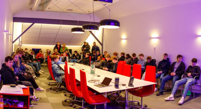 VG1 elektrofag (ca. 55 elever) fra Kristiansund videregående skole på aktivitetsdag hos Neas på Løkkemyra i Kristiansund. Foto: Steinar Melby, KSU.NO