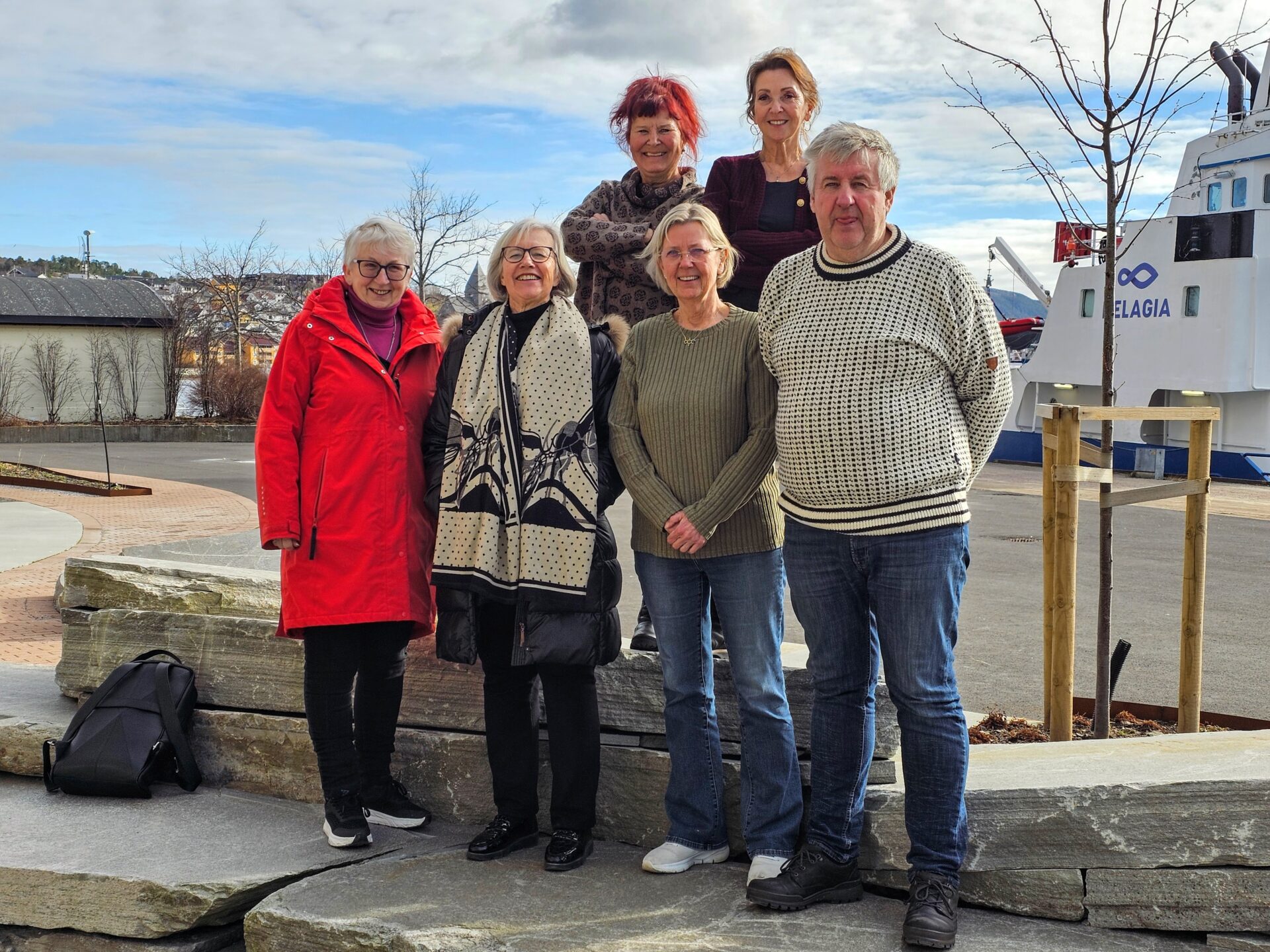 Dugnadsgruppa Ramsailt foran Campus, her representert ved: Foran fra venstre: Astrid Marie Myrvågnes, Eva Halaas, Oddny Skomsøy og Noralf Heggem. Bak fra venstre: Unni Karin Westad og Britt D'Angelo. Foto: Steinar Melby, NettStudio / KSU.NO
