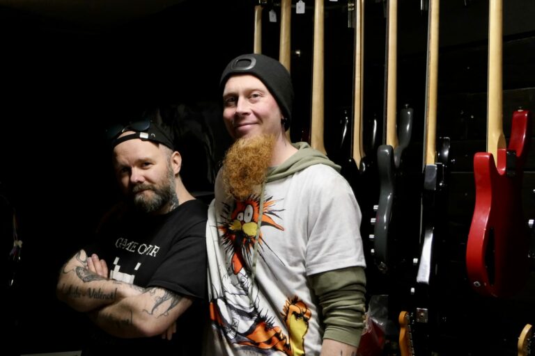 Kai André Kofoed og Stein Olav Havnen har skapt Nörd i Gågata i Kristiansund, og har all grunn til å smile.